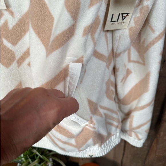 LIv White and Tan Geometric Pullover Fleece- Size Small- NWT - Picture 7 of 15